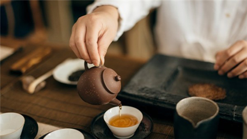 Pha trà “chuẩn Nhật” với nước điện giải từ máy lọc nước ion kiềm